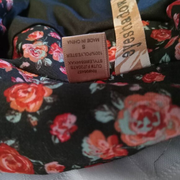 Pretty floral jacket inin shades of red, pink, and black, non-stretch Small - Picture 7 of 7